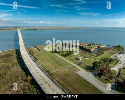 Backsteinfort und Rigolet Bridge in Louisiana vom Fort Pike National Historic Monument aus der Vogelperspektive Stockfoto