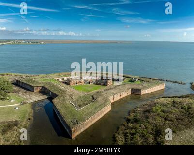 Backsteinfort und Rigolet Bridge in Louisiana vom Fort Pike National Historic Monument aus der Vogelperspektive Stockfoto