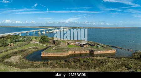 Backsteinfort und Rigolet Bridge in Louisiana vom Fort Pike National Historic Monument aus der Vogelperspektive Stockfoto