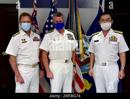 PEARL HARBOR, Hawaii (22. Februar 2022) ADM. Samuel Paparo, Commander, USA Pacific Fleet, Center, begrüßt Royal Australia Navy Chief of Navy Vice ADM, Michael Noonan, Left, und Japan Maritime Self-Defense Force Chief von Stabschef ADM, Hiroshi Yamamato während eines trilateralen Engagements. Die Staats- und Regierungschefs bekräftigten die zunehmende Interoperabilität und die starken Bindungen zwischen ihren Seemeilen und unterstrichen die Bedeutung von Bündnissen und Partnerschaften für ein dauerhaftes freies und offenes Indo-Pazifik. Stockfoto