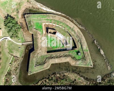 Backsteinfort und Rigolet Bridge in Louisiana vom Fort Pike National Historic Monument aus der Vogelperspektive Stockfoto