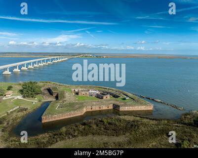 Backsteinfort und Rigolet Bridge in Louisiana vom Fort Pike National Historic Monument aus der Vogelperspektive Stockfoto