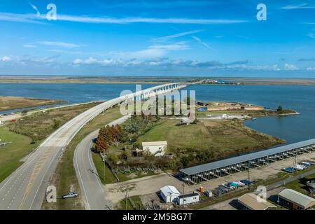 Backsteinfort und Rigolet Bridge in Louisiana vom Fort Pike National Historic Monument aus der Vogelperspektive Stockfoto