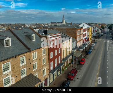 Farbenfrohe Häuser aus der Kolonialzeit im historischen French Quarter in New Orleans, Louisiana Stockfoto