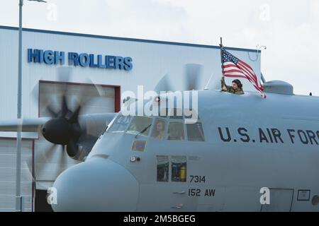 Mitglieder des 152. Airlift Wing, Nevada Air National Guard, kehren nach fast drei Monaten und vielen Feiertagen nach Hause zurück Verantwortungsbereich des Kommandobereichs Afrika. Die Airmen erbrachte Lufttransporte für Theater und Lufttransporte mithilfe von C-130 Hercules-Flugzeugen. Stockfoto