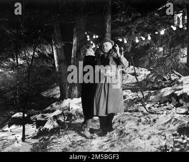 Kim Novak, Fredric March, am Drehort des Films „Mitten der Nacht“, Columbia Pictures, 1959 Stockfoto