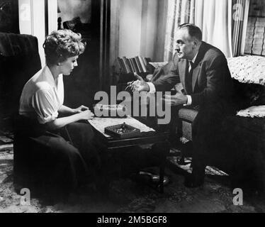 Kim Novak, Fredric March, am Drehort des Films „Mitten der Nacht“, Columbia Pictures, 1959 Stockfoto