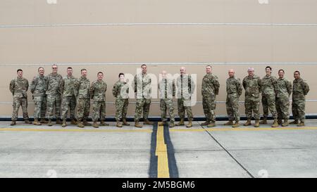 Die Führung der 177. Maintenance Group und das First Production Assessment Team der Air National Guard posieren am 22. Februar 2022 für ein Foto am 177. Kampfflügel der New Jersey Air National Guard, Egg Harbor Township, New Jersey. Ziel des Production Assessment Teams ist es, die Anzahl der Flugzeuge zu erhöhen, die eine Einheit in den Kampf bringen kann, und sich dabei auf die Aspekte der Verfügbarkeit von Flugzeugen zu konzentrieren, die die Einheiten kontrollieren können – wie gut und wie schnell sie Flugzeuge reparieren und wie reibungslos sie planmäßige Wartungsarbeiten durchführen. Stockfoto