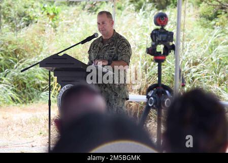 TINIAN, Commonwealth der Nördlichen Marianen (22. Februar 2022) – Brig. General Jeremy Sloane, Commander, 36. Flügel, hält während der Tinian-Divert-Zeremonie am 22. Februar eine Rede. Die Veranstaltung war der Beginn der ersten beiden Umleitungsprojekte, zu denen der Ausbau des Flugplatzes und eine Parkschürze mit einem Gesamtvolumen von fast $162 Mio. € gehören und deren Fertigstellung voraussichtlich im Oktober 2025 erfolgen wird. Stockfoto