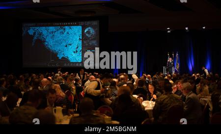 Generalleutnant Stephen N. Whiting, Befehlshaber des Raumfahrtkommandos, hält die Grundsatzrede auf dem jährlichen Rocky Mountain Cyberspace Symposium am 22. Februar 2022. Das Symposium bietet ein nationales Forum für Industrie und Regierung, in dem sie zusammenarbeiten, um die Herausforderungen der Cybersicherheit, der Cyberbereitschaft der Gemeinschaft und der nationalen Verteidigung zu bewältigen. Stockfoto