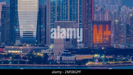 Das ICC International Commerce Center und das brandneue M+ Museum für visuelle Kultur in Hongkong, Victoria Harbour, Hongkong, China. Stockfoto