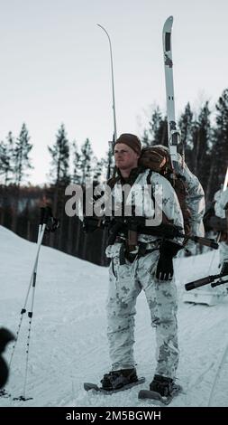 USA David McClure, ein Einheimischer von White Plains, Alabama, und ein Schütze mit 3. Bataillon, 6. Marineregiment, 2D. Division, II. Marine Expeditionary Force, hält während einer Wanderung an, bevor Cold Response 2022 ausgeübt wird, Setermoen, Norwegen, 22. Februar 2022. Übung Cold Response '22 ist eine alle zwei Jahre stattfindende norwegische nationale Bereitschafts- und Verteidigungsübung, die in ganz Norwegen stattfindet, unter Beteiligung jedes seiner Militärdienste sowie von 26 weiteren alliierten Nationen und regionalen Partnern der Nordatlantikvertrags-Organisation (NATO). Stockfoto