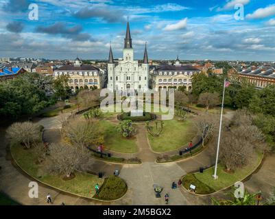 Luftaufnahme des Jackson Square in New Orleans mit St. Louis Cathedral und Cabildo Stockfoto