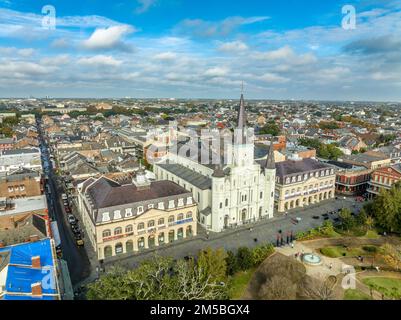 Luftaufnahme des Jackson Square in New Orleans mit St. Louis Cathedral und Cabildo Stockfoto