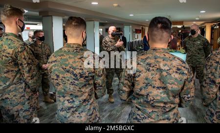 USA General des Marine Corps, David H. Berger, Center, 38. Kommandant des Marine Corps, spricht mit Marines während eines Besuchs in Seoul, Republik Korea, am 22. Februar 2022. Während des Besuchs trafen sie sich mit Marines und Führern in ganz Korea, um Partnerschaften und Bereitschaft in der Region zu erörtern. Stockfoto