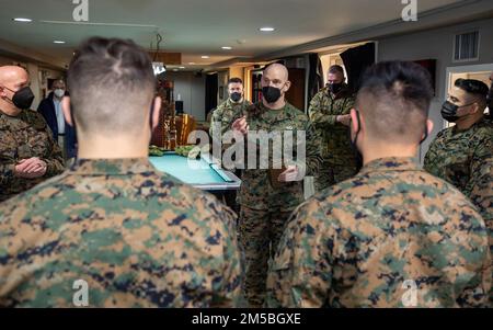 USA Marinekorps Sergeant Major Troy E. Black, Center, 19. Sergeant Major des Marinekorps, spricht mit Marines während eines Besuchs in Seoul, Republik Korea, am 22. Februar 2022. Während des Besuchs trafen sie sich mit Marines und Führern in ganz Korea, um Partnerschaften und Bereitschaft in der Region zu erörtern. Stockfoto