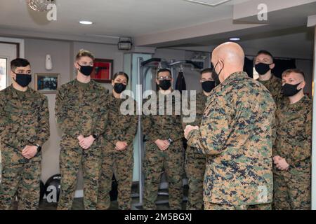 USA General David H. Berger, der 38. Kommandant des Marine Corps, spricht mit den Marines während eines Besuchs in Seoul, Republik Korea, am 22. Februar 2022. Während des Besuchs trafen sie sich mit Marines und Führern in ganz Korea, um Partnerschaften und Bereitschaft in der Region zu erörtern. Stockfoto