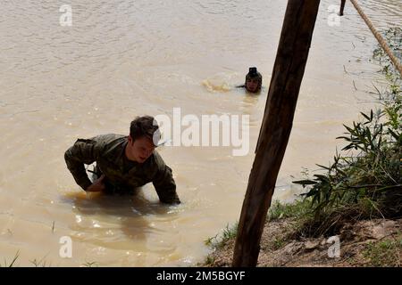 Army Sgt. Jacob Lundberg und Sergeant Christopher Medeiros, Gefechtsingenieure der B Co, 29. Brigadeingenieurbataillon, 3. Brigadekampfteam, 25. Infanteriedivision, überqueren einen Teich in Fort Thanarat im Königreich Thailand, 23,2022. Februar, Errichtung einer Einseilbrücke als Teil des Wasserlaufs während der Hanuman Guardian Übung 2022. Hanuman Guardian 2022 ist die 11. Iteration der jährlichen bilateralen USA Army Pacific Theater Security Cooperation Program Veranstaltung mit der Royal Thai Army in Abstimmung mit dem United States Indo-Pacific Command. Als Teil der Pacific Pathways Stockfoto