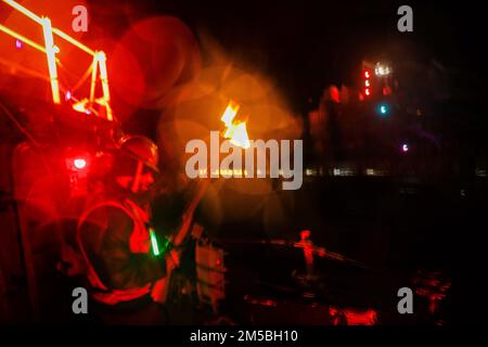 220222-N-EM691-2003 ATLANTISCHER OZEAN (22. Februar 2022) Seeleute an Bord des Guided-Missile Destroyers USS die Sullivans (DDG 68) führen während der Übung Dynamic Guard 22-1, 22. Februar, eine nächtliche Wiederauffüllung auf See mit deutschem Hilfskräfte FGS Berlin (A1411) durch. Die Sullivans (DDG 68) ist im europäischen Operationssaal tätig und beteiligt sich an einer Reihe von maritimen Aktivitäten zur Unterstützung der US-amerikanischen 6.-Flotte und der NATO-Alliierten. Stockfoto