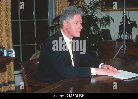 US-Präsident Bill Clinton posiert für Fotos, nachdem er am 27. November 1995 im Oval Office des Weißen Hauses in Washington, DC, über die Friedensabkommen für Bosnien gesprochen hat. In seinen Ausführungen erklärte der Präsident, dass die Intervention der USA und die Kommunikation mit den umliegenden europäischen Ländern während der Gespräche in Dayton, Ohio, das Friedensabkommen geschaffen hätten. Kredit: Ron Sachs/CNP Stockfoto