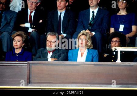 Von links nach rechts, erste Reihe: First Lady Hillary Rodham Clinton, ehemaliger Chirurg General der Vereinigten Staaten C. Everett Koop, Tipper Gore und der Chirurg General der US-Ältesten Joycelyn sitzen auf der Tribüne und hören zu, wie US-Präsident Bill Clinton eine gemeinsame Sitzung des US-Kongresses über die Notwendigkeit der Reform des amerikanischen Gesundheitssystems in der US-House Chamber im US-Kapitol in Washington spricht, DC am 22. September 1993. Kredit: Ron Sachs/CNP Stockfoto