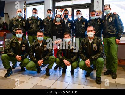 Mitglieder des italienischen Aerobatikteams Frecce Tricolori posieren am 22. Februar 2022 für ein Foto am Luftwaffenstützpunkt Aviano, Italien. Das Aerobatikteam Frecce Tricolori hat 11 Piloten und ist auf dem Luftwaffenstützpunkt Rivolto, Italien, stationiert, wo der 2. Flügel der italienischen Luftwaffe zugewiesen ist. Die italienische Nationalflugmannschaft wurde am 1. März 1961 offiziell gegründet und fliegt derzeit die italienische Aermacchi MB-339. Stockfoto