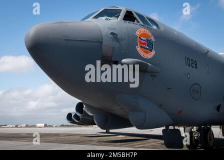 Eine 53. Flügel B-52 Stratofortress sitzt am 22. Februar 2022 auf der Eglin Air Force Base, Florida. Das 49. Test- und Evaluierungsgeschwader-Team brachte den Bomber aus Barksdale AFB, Louisiana, mit, um den Flügelpersonal die Möglichkeit zu geben, eines ihrer geografisch getrennten Flugzeuge aus nächster Nähe zu sehen. (USA Air Force Photo/Ilka Cole) Stockfoto