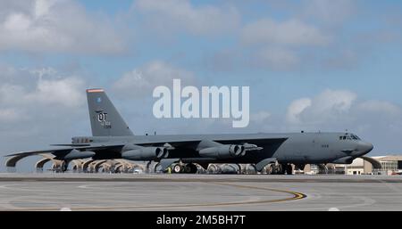 Ein 53.-Flügel B-52 Stratofortress rollt auf seinen Parkplatz am 22. Februar 2022 am Eglin Air Force Base, Florida. Das 49. Test- und Evaluierungsgeschwader-Team brachte den Bomber aus Barksdale AFB, Louisiana, mit, um den Flügelpersonal die Möglichkeit zu geben, eines ihrer geografisch getrennten Flugzeuge aus nächster Nähe zu sehen. (USA Air Force Photo/Ilka Cole) Stockfoto