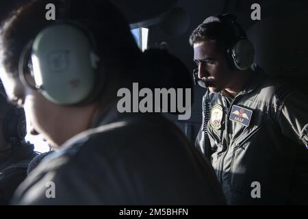 Flugleutnant Araf Billah, rechts, und Flugleutnant Sabiqun Nahar Chodhury, links, Bangladesch Air Force (BAF) C-130 Hercules Piloten, beobachten Sie die US-Piloten Air Force-Piloten, die der 36. Expeditions-Airlift-Geschwader zugeteilt wurden, während sie einen C-130J Super Herkules während der Übung COPE South 2022, 22. Februar 2022, über Bangladesch steuern. Die US- und Bangladesch-Luftwaffe führten während der Übung statische Leinen und HALO-Sprünge in großer Höhe durch. Die bilaterale Übung bietet den pazifischen Luftwaffen und dem BAF die Möglichkeit, ihre Beziehungen zu stärken und die Interoperabilität zu verbessern, damit sie operieren können Stockfoto