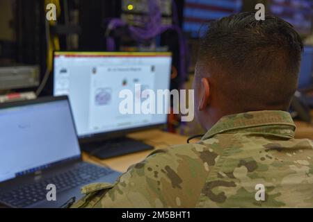 Chief Warrant Officer 2 Roberto Gonzalez, Netzwerkingenieur bei den USA Army Joint Modernization Command arbeitet an der Schaffung der Project Convergence Mission Partner Environment während einer Veranstaltung zur Risikominderung im Februar bei JMC in Fort Bliss, Texas. Stockfoto