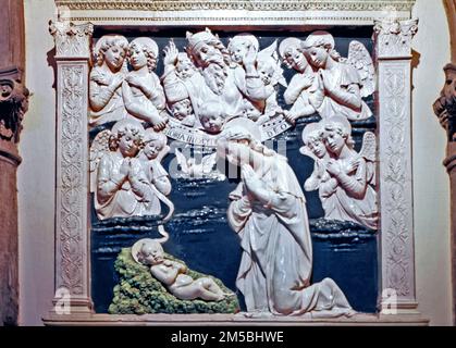 La Verna. Glasierte Terrakotten von Andrea della Robbia. The Nativity. Stockfoto