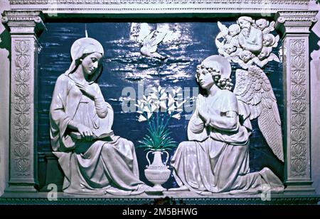 La Verna. Glasierte Terrakotten von Andrea della Robbia. Die Verkündigung. Stockfoto