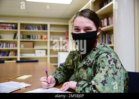 BREMERTON-MARINESTÜTZPUNKT KITSAPP, WASHINGTON (22. Februar 2022) – USA Navy Aviation Boatswain’s Mate (Handling) Airman Anntonica Marti aus Jacksonville, Florida, posiert für ein Foto auf dem Lastkahn des Flugzeugträgers USS Theodore Roosevelt der Nimitz-Klasse (CVN 71), 22. Februar 2022. Theodore Roosevelt ist in einer geplanten Andockphase in der Puget Sound Naval Shipyard and Intermediate Maintenance Facility, wo das Schiff planmäßige Wartungs- und Modernisierungsmaßnahmen erhält. Stockfoto