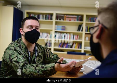 BREMERTON-MARINESTÜTZPUNKT KITSAPP, WASHINGTON (22. Februar 2022) – USA Navy Religion Program Specialist 2. Class Ryan Burns aus Cincinnati bietet Wartungsschulungen auf dem Frachter des Flugzeugträgers USS Theodore Roosevelt (CVN 71) der Nimitz-Klasse, 22. Februar 2022. Theodore Roosevelt ist in einer geplanten Andockphase in der Puget Sound Naval Shipyard and Intermediate Maintenance Facility, wo das Schiff planmäßige Wartungs- und Modernisierungsmaßnahmen erhält. Stockfoto