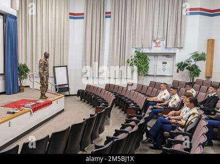 Captain Romeo Tcheutchua stellt das Team des US Army Corps of Engineers - Albuquerque District den Kadetten des New Mexico Military Institute am 22. Februar 2022 vor. Er sprach auch über die National Engineers Week, einen Militäringenieur, und USACE. Stockfoto