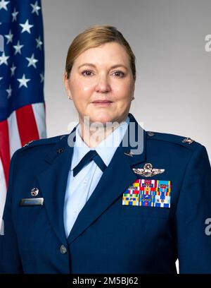 Oberst Lara B. Morrison, 914. Air Tanken Wing Commander, posiert für ihr offizielles Foto in der Niagara Falls Air Reserve Station, New York, am 23. Februar 2022. Stockfoto