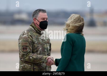 Jill Biden, Ed. D., First Lady der Vereinigten Staaten trifft sich mit den USA Generalleutnant der Luftwaffe Marshall B. Brad Webb, Befehlshaber, Air Education and Training Command, Joint Base San Antonio-Kelly Field, Texas, 23. Februar 2022. Biden kam in die Gegend, um besser zu verstehen, was Militärfamilien mit Kindern mit Behinderungen gegenüberstehen. Stockfoto