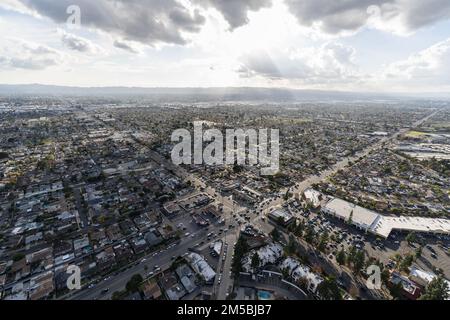 Los Angeles, Kalifornien, USA - 6. Dezember 2022: Der Roscoe blvd am Laurel Canyon Blvd im San Fernando Valley aus der Vogelperspektive. Stockfoto