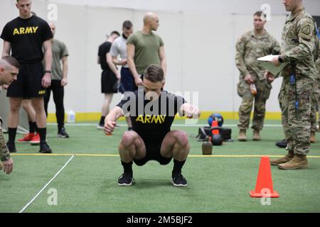 SPC. Benjamin Cunningham, ein Kampfarzt mit medizinischer Einheit, 30. Truppenkommando, absolviert einen großen Sprung während des 2022. Tennessee National Guard's Best Warrior Competition in Murfreesboro am 23. Februar. Die Teilnehmer führten verschiedene körperliche Aktivitäten durch, bei denen Kampfaufgaben im Middle Tennessee State University Campus Recreational Center simuliert wurden. Stockfoto