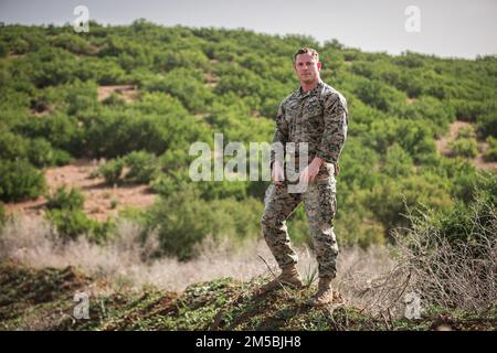 USA Marine Corps Sgt. Tyler Mathews, ein Techniker für die Entsorgung explosiver Stoffe (EOD) bei der Marine Logistics Group 2., posiert für ein Foto während eines Sprengstoffabbruchbereiches in der Nähe von Khemisset, Marokko, am 23. Februar 2022. Marines, Matrosen und Mitglieder der Utah National Guard nehmen an der Humanitarian Mine Action, EOD Morocco 2022 Teil, wo die USA Die EOD-Techniker überwachen die EOD-Validierung der Soldaten der Royal Marokcan Armed Forces, um die Bemühungen zur Schaffung einer EOD-Fähigkeit innerhalb der FAR fortzusetzen. Stockfoto