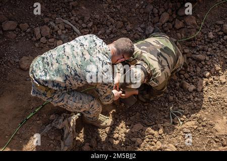 USA Marine Corps Tyler Mathews, ein Techniker für die Entsorgung explosiver Stoffe (EOD) mit 2. Marine Logistics Group, Left, unterstützt königliche marokkanische Streitkräfte (FAR) bei der Befestigung von Sprengstoffen an einer Sprengladung während eines Sprengstoffabbruchbereiches in der Nähe von Khemisset, Marokko, 23. Februar 2022. Marines, Matrosen und Mitglieder der Utah National Guard nehmen an der Humanitarian Mine Action, EOD Morocco 2022 Teil, wo die USA Die EOD-Techniker überwachen die EOD-Validierung der Soldaten der Royal Marokcan Armed Forces, um die Bemühungen zur Schaffung einer EOD-Fähigkeit innerhalb der F fortzusetzen Stockfoto