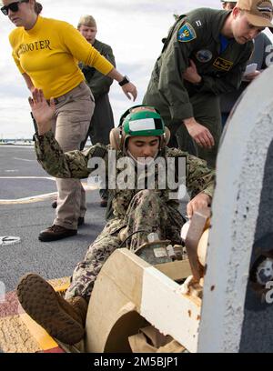 Matrosen, die der Flugabteilung der USS Gerald R. Ford (CVN 78) zugewiesen sind, bereiten sich auf einen Katapult-Start ohne Last im Cockpit vor, 23. Februar 2022. Ford ist im Hafen der Newport News Shipyard und führt ihre geplante inkrementelle Verfügbarkeit (PIA) durch, eine sechsmonatige Periode der Modernisierung, Wartung und Reparatur. Stockfoto