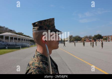 USA Marines mit der Drill Instructor School, Recruit Training Regiment, führen und werden in naher Reihenfolge an Bord des Marine Corps Recruit Depot Parris Island, S.C. am 23. Februar 2022 bewertet. Enge Ordnung ist eine Grundlage für Disziplin und Esprit de Corps im United States Marine Corps. Darüber hinaus ist es eine der ältesten Methoden zur Entwicklung von Vertrauen und Truppenführungskapazitäten in den unterstellten Führern einer Marinekorps-Einheit. Stockfoto