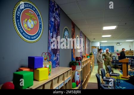 Mitglieder des 502. Luftwaffens bereiten sich auf die Ankunft der First Lady der Vereinigten Staaten vor, Dr. Jill Biden, am 23. Februar 2022 auf der Joint Base San Antonio-Lackland, Texas. Dr. Biden besuchte das Gateway Child Development Center und verbrachte Zeit mit Militärfamilien im Zentrum, um die Initiative zur Bündelung der Streitkräfte des Weißen Hauses und die Herausforderungen zu diskutieren, denen militärische Kinder mit Behinderungen gegenüberstehen. Vertreter des „Exceptional Family Member Program“ und der „School Liaisons“ waren vor Ort, um ihre Erfahrungen mit Militäreltern bei der Navigation durch die verfügbaren Ressourcen auszutauschen. Stockfoto