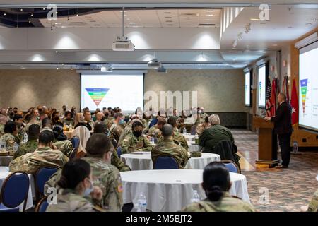 Soldaten aus der 10. Bergdivision erhalten von Dr. Craig J. Bryan Einblicke in die Selbstmordprävention in der Armee auf Fort Drum N.Y. am 23. Februar 2022. Dr. Bryan, ein ehemaliger medizinischer Offizier der Air Force, sagte: „Wir brauchen einen prozessbasierten Ansatz, der sich darauf konzentriert, lebenswerte Leben zu schaffen und aufzubauen.“ (USA Armeefotos von SPC. Ethan Scofield) Stockfoto