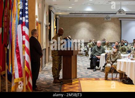 Soldaten aus der 10. Bergdivision erhalten von Dr. Craig J. Bryan Einblicke in die Selbstmordprävention in der Armee auf Fort Drum N.Y. am 23. Februar 2022. Dr. Bryan, ein ehemaliger medizinischer Offizier der Air Force, sagte: „Wir brauchen einen prozessbasierten Ansatz, der sich darauf konzentriert, lebenswerte Leben zu schaffen und aufzubauen.“ (USA Armeefotos von SPC. Ethan Scofield) Stockfoto