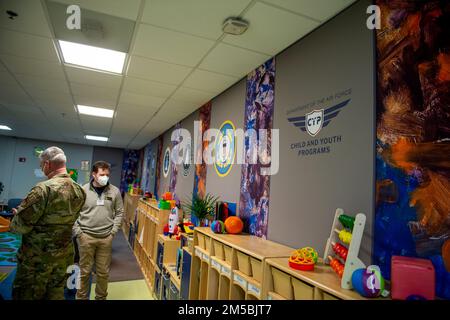 Mitglieder des 502. Luftwaffens bereiten sich auf die Ankunft der First Lady der Vereinigten Staaten vor, Dr. Jill Biden, am 23. Februar 2022 auf der Joint Base San Antonio-Lackland, Texas. Dr. Biden besuchte das Gateway Child Development Center und verbrachte Zeit mit Militärfamilien im Zentrum, um die Initiative zur Bündelung der Streitkräfte des Weißen Hauses und die Herausforderungen zu diskutieren, denen militärische Kinder mit Behinderungen gegenüberstehen. Vertreter des „Exceptional Family Member Program“ und der „School Liaisons“ waren vor Ort, um ihre Erfahrungen mit Militäreltern bei der Navigation durch die verfügbaren Ressourcen auszutauschen. Stockfoto