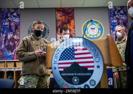 Mitglieder des 502. Luftwaffens bereiten sich auf die Ankunft der First Lady der Vereinigten Staaten vor, Dr. Jill Biden, am 23. Februar 2022 auf der Joint Base San Antonio-Lackland, Texas. Dr. Biden besuchte das Gateway Child Development Center und verbrachte Zeit mit Militärfamilien im Zentrum, um die Initiative zur Bündelung der Streitkräfte des Weißen Hauses und die Herausforderungen zu diskutieren, denen militärische Kinder mit Behinderungen gegenüberstehen. Vertreter des „Exceptional Family Member Program“ und der „School Liaisons“ waren vor Ort, um ihre Erfahrungen mit Militäreltern bei der Navigation durch die verfügbaren Ressourcen auszutauschen. Stockfoto