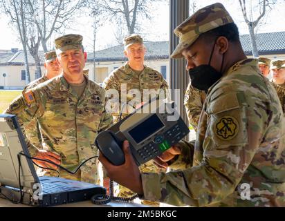 Generalmajor Andrew M. Rohling, kommandierender General der USA Army Southern European Task Force, Afrika, führt am 23. Februar 2022 in Caserma Ederle in Vicenza, Italien, eine Wartungsbesichtigung des Fußabdrucks der 207. Military Intelligence (MI) Brigade durch. Der Rundgang wurde durchgeführt, um ein Verständnis für die Mission der Einheit und die allgemeine Bereitschaft zu erlangen, rasch mobilisiert und als Reaktion auf Krisen in der ganzen Welt eingesetzt zu werden. Stockfoto