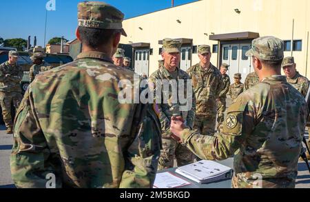 Generalmajor Andrew M. Rohling, kommandierender General der USA Army Southern European Task Force, Afrika, führt am 23. Februar 2022 in Caserma Ederle in Vicenza, Italien, eine Wartungsbesichtigung des Fußabdrucks der 207. Military Intelligence (MI) Brigade durch. Der Rundgang wurde durchgeführt, um ein Verständnis für die Mission der Einheit und die allgemeine Bereitschaft zu erlangen, rasch mobilisiert und als Reaktion auf Krisen in der ganzen Welt eingesetzt zu werden. Stockfoto